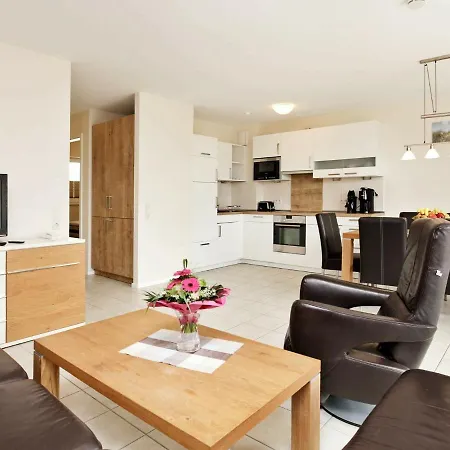4 Person In Apartman